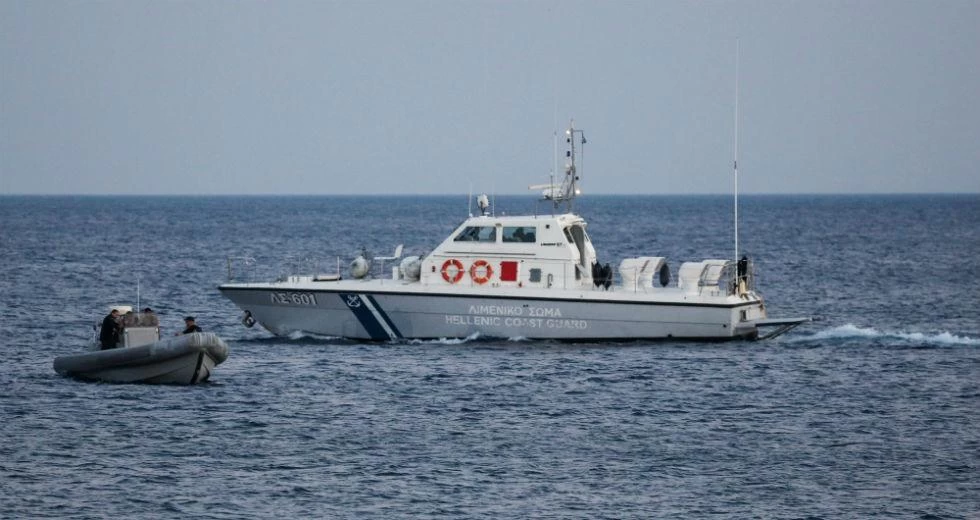 Θρίλερ στο Μυρτώο Πέλαγος: Φορτηγό πλοίο προσέκρουσε στη βραχονησίδα «Καραβιά»
